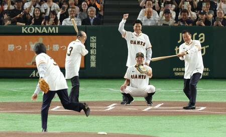 【写真】長嶋茂雄さん追悼試合で超豪華始球式実現　松井氏が投球、左打席に王氏、右打席に原氏
