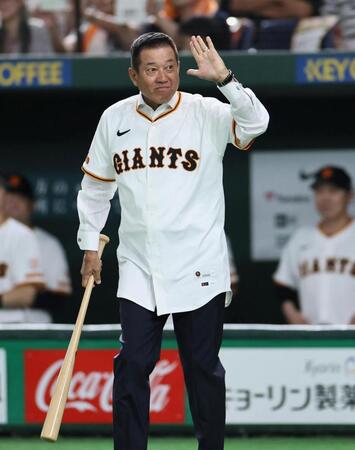 　打席に向かう原辰徳氏（撮影・田中太一）