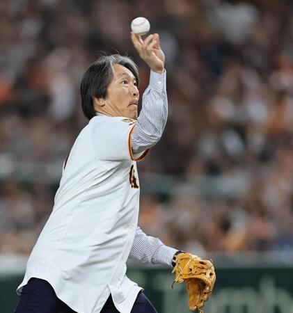 　始球式をする松井秀喜氏（撮影・田中太一）