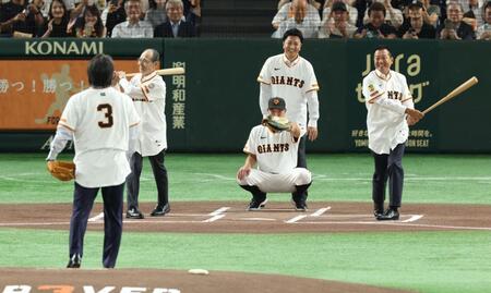 　松井秀喜氏のセレモニアルピッチで打席に立つ王貞治氏、原辰徳氏。捕手・阿部監督、球審・高橋由伸氏（撮影・金田祐二）