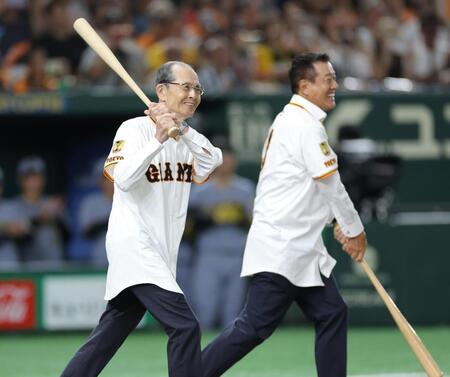 　セレモニアルピッチでスイングする王貞治氏（左）と原辰徳氏（撮影・西岡正）