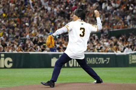 長嶋さん追悼、背番号３でプレー　巨人-阪神、功績たたえ