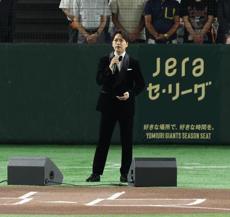 　国歌独唱を行う山崎育三郎（撮影・金田祐二）