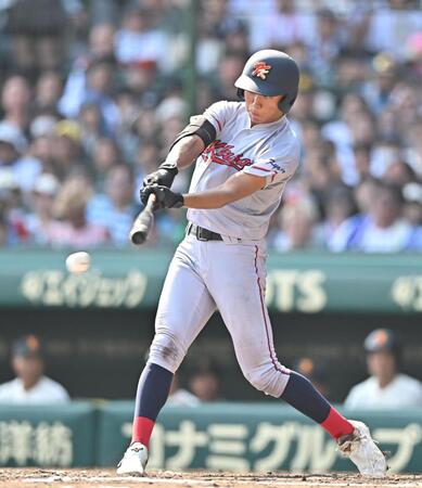 　８回、逆転の２点打を放つ京都国際・小川礼斗（撮影・西田忠信）