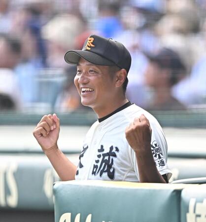 ５回、選手に指示を出す尽誠学園・西村太監督＝甲子園（撮影・西田忠信）