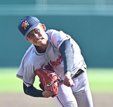 　２番手で力投する京都国際・西村一毅（撮影・西田忠信）