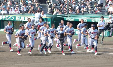 　尽誠学園との接戦を制し、大喜びでアルプススタンドに向かう京都国際ナイン（撮影・坂部計介）