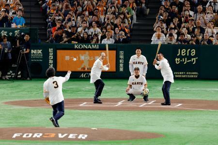 　長嶋茂雄さんの追悼試合で始球式を務めた松井秀喜さん（手前）。打席には王貞治さん（奥左）、原辰徳さん（同右）が立ち、捕手役は巨人・阿部監督、球審役は高橋由伸さんが行った＝１６日、東京ドーム