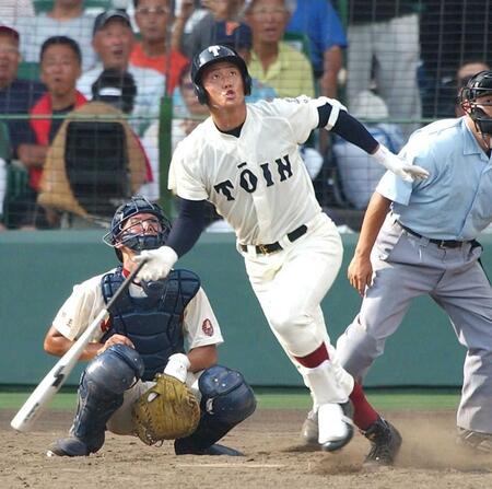 　夏の甲子園でホームランを放つ中田＝２００５年８月