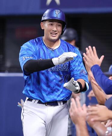 　２回、山本が左越えソロを放ち、ナインとタッチを交わす