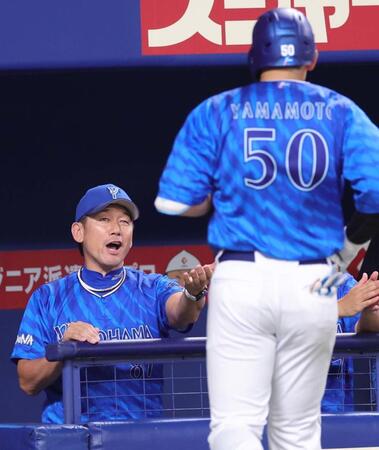 　２回、左越えソロを放った山本を迎える三浦監督
