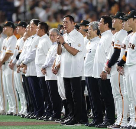 長嶋茂雄さん追悼セレモニーにＯＢ集結で壮観光景　選手、スタッフ、マスコット２００人で三塁後方に人文字「３」