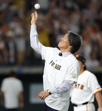 　スタンドにボールを投げ入れる松井秀喜氏（撮影・西岡正）