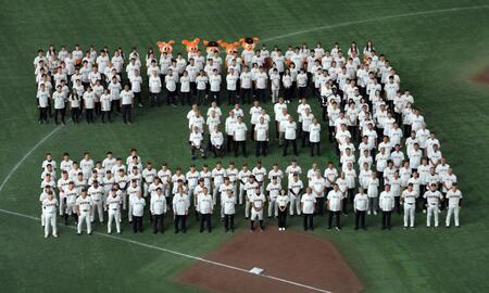 　試合後、三塁ベース後方で「３」の人文字を作る巨人の選手、ＯＢ、球団職員たち（撮影・伊藤笙子）