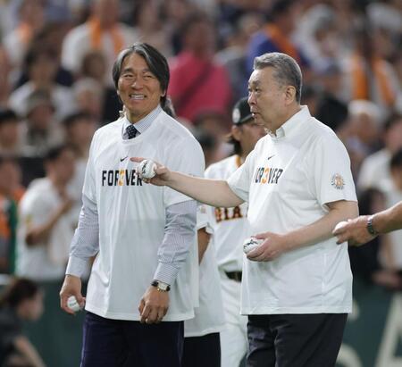 　松井秀喜氏（左）と話す江川卓氏（撮影・西岡正）