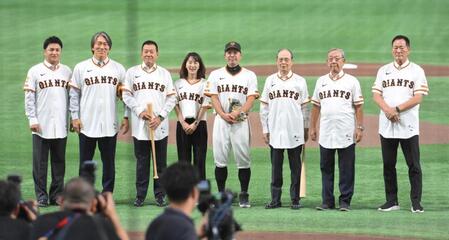 　セレモニアルピッチを終え、記念撮影する（左から）高橋由伸氏、松井秀喜氏、原辰徳氏、長嶋美奈さん、阿部監督、王貞治氏、堀内恒夫氏、中畑清氏（撮影・伊藤笙子）