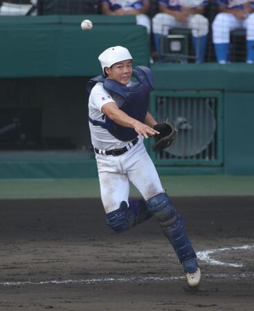 　８回、創成館・下川輝のバントを関東第一・中浜一葵は二塁へ送球、ピンチの芽を摘む（撮影・坂部計介）