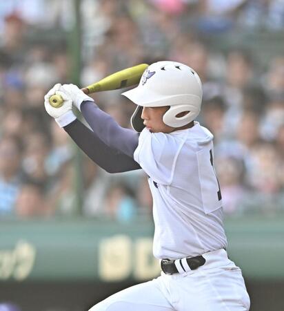 　３回、先制の２点適時打を放つ関東第一・坂本慎太郎（撮影・西田忠信）