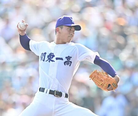 　力投する先発の関東第一・石田暖瀬（撮影・西田忠信）