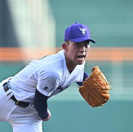 　力投する先発の関東第一・石田暖瀬（撮影・西田忠信）