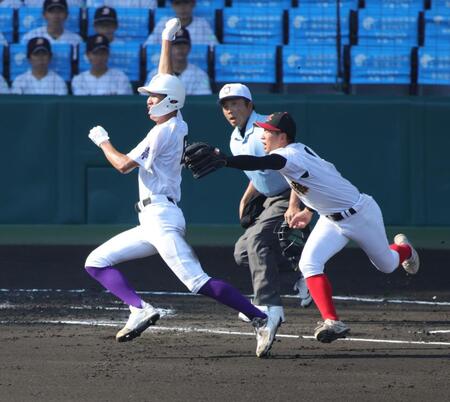 　２回、礒野龍我の三ゴロで飛び出した三走の関東第一・越後駿祐は三本間で挟殺される（撮影・坂部計介）