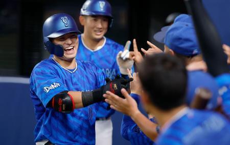 　７回、２ランを放ちナインに迎えられるＤｅＮＡ・林＝バンテリンドーム