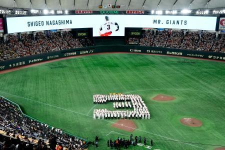 　長嶋茂雄さんの追悼試合後、背番号「３」の人文字をつくる巨人の選手や球団関係者ら＝１６日、東京ドーム