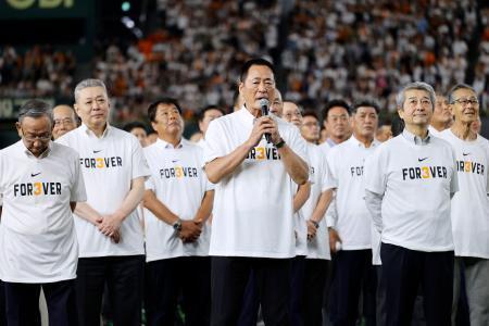 　長嶋茂雄さんの追悼試合後、あいさつする巨人ＯＢ会長の中畑清さん（中央）＝１６日、東京ドーム（代表撮影）