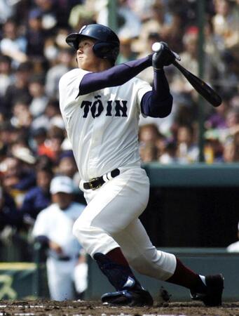 　センバツでホームランを放つ中田＝２００７年３月