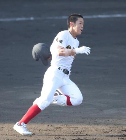 　５回、創成館・峯孝汰は左翼線に適時打を放ち、ヘルメットを飛ばしながら一気に三塁へ（撮影・坂部計介）