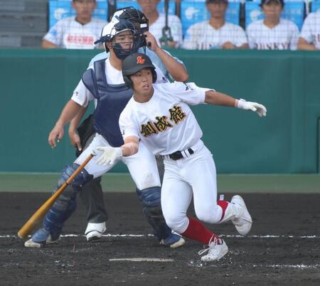 　５回、創成館・峯孝汰は左翼線に適時打を放つ（撮影・坂部計介）