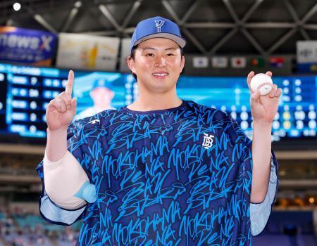 　プロ初登板先発で勝利を挙げ、ポーズをとるＤｅＮＡ・竹田＝バンテリンドーム