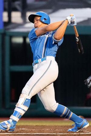 　２回、万波が左翼線に先制の２点二塁打を放つ