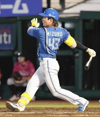 　９回日本ハム２死、水野が右越えに本塁打を放つ＝楽天モバイルパーク