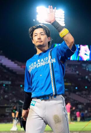 　ヒーローインタビューを終え、声援に応える水野