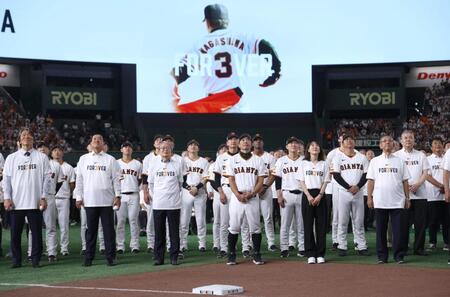 　三塁ベース前で記念撮影する（左から）松井秀喜氏、原辰徳氏、山口寿一オーナー、阿部監督、長島三奈さん、堀内恒夫氏ら