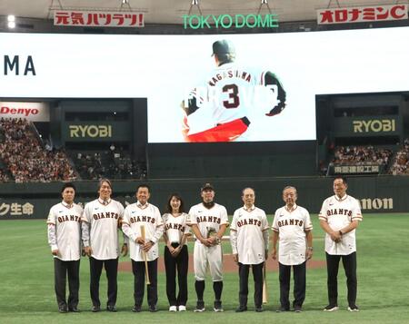 　記念撮影する（左から）高橋由伸氏、松井秀喜氏、原辰徳氏、長島三奈さん、阿部監督、王貞治氏、堀内恒夫氏、中畑清ＯＢ会長