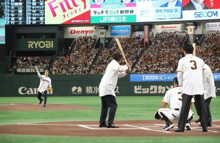 　セレモニアルピッチを行う松井秀喜氏