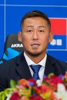 　今季限りでの現役引退について記者会見する中田