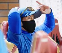 　５回、試合を見守る新庄監督