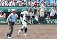 　８回、適時二塁打を放って二塁へ向かう西日本短大付・佐藤（撮影・中田匡峻）