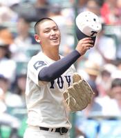 　９回、木下の後を受け、最後を締めた東洋大姫路・阪下は笑顔を見せる（撮影・坂部計介）