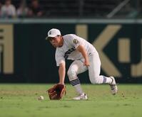 　５回、東海大熊本星翔・長迫の右前打を処理する県岐阜商・横山