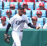 　４回、小川耕平の安打で本塁を狙った二走の西日本短大付・山下航輝がアウトになりガッツポーズの聖隷クリストファー・高部陸（撮影・中田匡峻）