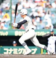 　２回、右前２点適時打を放つ竹中秀明（撮影・開出牧）