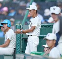 　２回に２点を追加しベンチで手をたたく日大三・三木有造監督（撮影・開出牧）