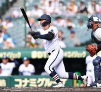 　１回、先制の中前適時打を放つ遠矢文太（撮影・開出牧）