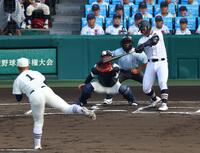 　１回、中前に先制適時打を放つ高川学園・遠矢文太（投手　日大三・近藤優樹、捕手・日大三・竹中秀明）＝撮影・山口登