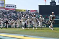 　高川学園を破り準々決勝進出を決めた日大三ナイン（撮影・開出牧）