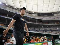 　１軍に合流した岡本（撮影・西岡正）